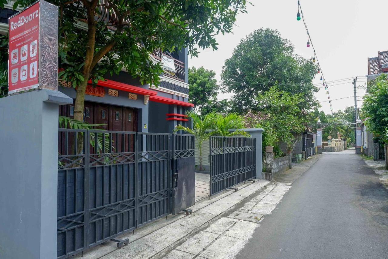 Hotel Reddoorz Syariah Near Monumen Jogja Kembali Kejayan Esterno foto